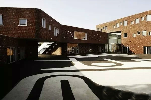 世界校園文化設(shè)計之法國李維·史特勞斯高中